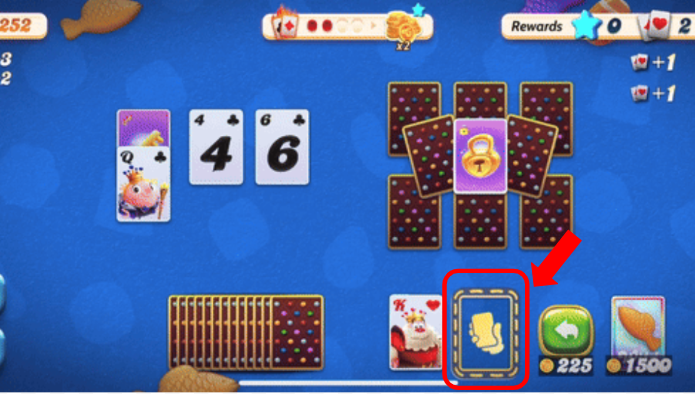 Slot de Reserva no Candy Crush Solitaire. Mostra o tabuleiro, e o Slot de Reserva é um espaço vazio ao lado da carta que você está jogando. Você pode colocá-la no Slot de Reserva tocando nela.
